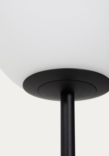 KAVE HOME Brisia gulvlampe - 1 matteret glaskugle og sort metal (�20)