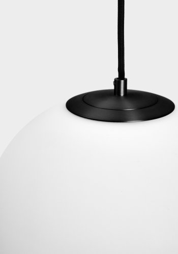 KAVE HOME Brisia loftlampe - 1 matteret glaskugle og sort metal (�30)