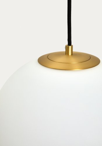 KAVE HOME Brisia loftlampe - 1 matteret glaskugle og b�rstet messingfinish metal (�30)