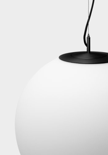 KAVE HOME Brisia loftlampe - 1 matteret glaskugle og sort metal (�50)