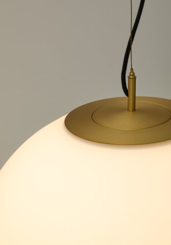 KAVE HOME Brisia loftlampe - 1 matteret glaskugle og b�rstet messingfinish metal (�50)