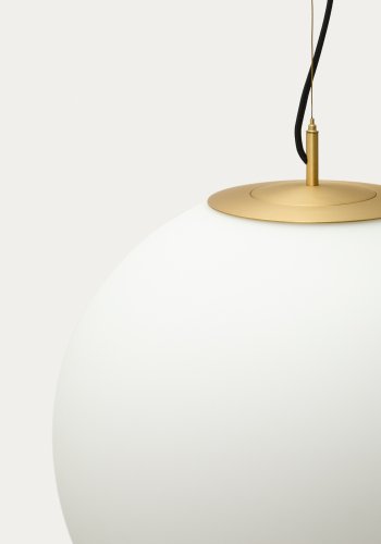 KAVE HOME Brisia loftlampe - 1 matteret glaskugle og b�rstet messingfinish metal (�50)