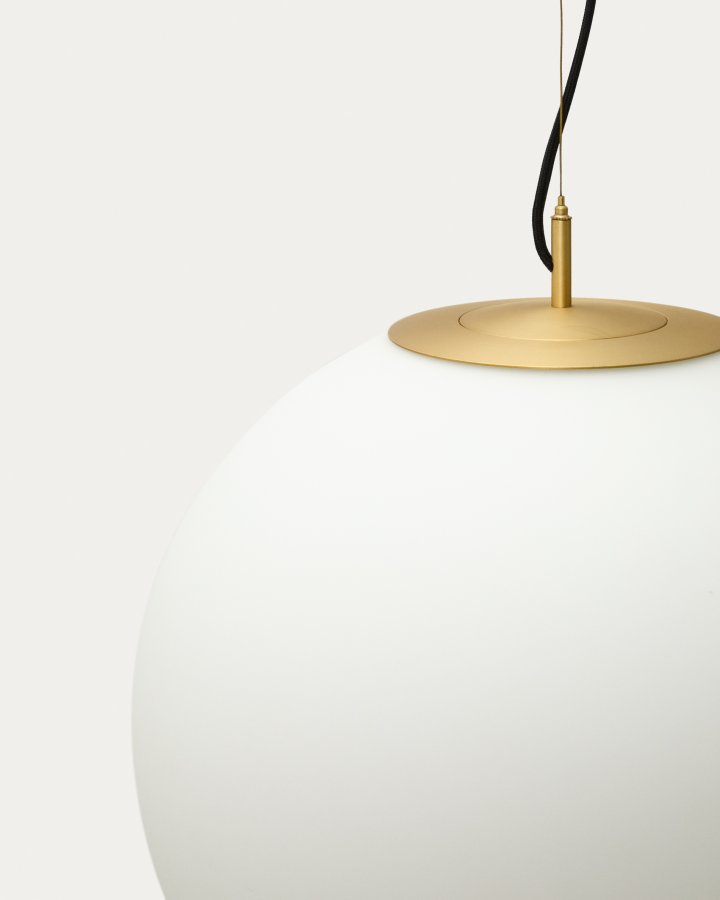 KAVE HOME Brisia loftlampe - 1 matteret glaskugle og b�rstet messingfinish metal (�50)