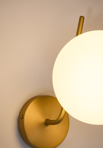 KAVE HOME Brisia v�glampe - 1 matteret glaskugle og b�rstet messingfinish metal (�15)