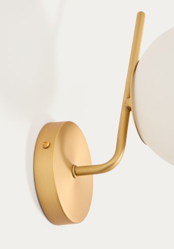 KAVE HOME Brisia v�glampe - 1 matteret glaskugle og b�rstet messingfinish metal (�15)