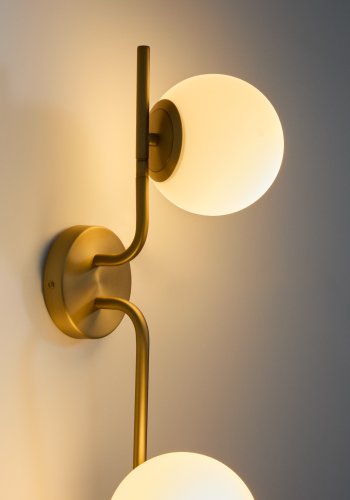 KAVE HOME Brisia v�glampe - 2 matterede glaskugler og b�rstet messingfinish metal (�15)