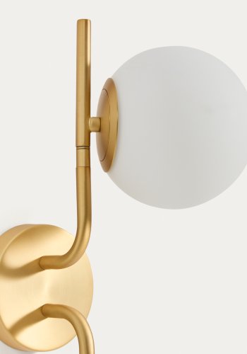 KAVE HOME Brisia v�glampe - 2 matterede glaskugler og b�rstet messingfinish metal (�15)