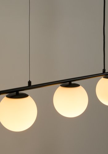 KAVE HOME Brisia loftlampe - 3 matterede glaskugler og sort metal (�15)