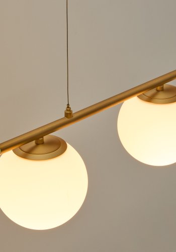 KAVE HOME Brisia loftlampe - 3 matterede glaskugler og b�rstet messingfinish metal (�15)