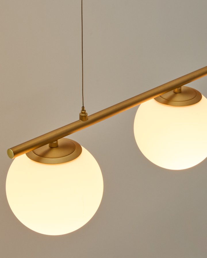 KAVE HOME Brisia loftlampe - 3 matterede glaskugler og b�rstet messingfinish metal (�15)