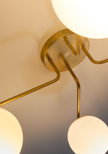 KAVE HOME Brisia loftlampe - 4 matterede glaskugler og b�rstet messingfinish metal (�15)