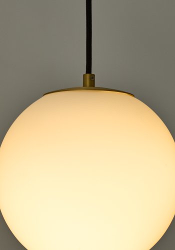 KAVE HOME Brisia loftlampe - 1 matteret glaskugle og b�rstet messingfinish metal (�15)