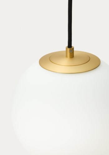 KAVE HOME Brisia loftlampe - 1 matteret glaskugle og b�rstet messingfinish metal (�15)