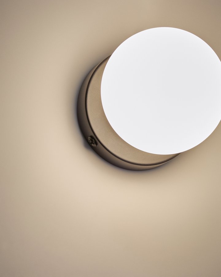 KAVE HOME Brisia v�glampe - 1 matteret glaskugle og sort metal (�8)