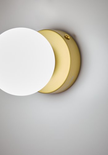 KAVE HOME Brisia v�glampe - 1 matteret glaskugle og b�rstet messingfinish metal (�8)