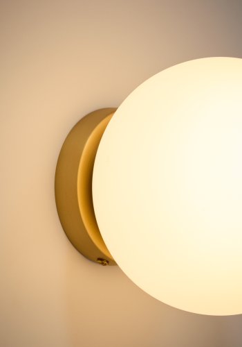 KAVE HOME Brisia v�glampe - 1 matteret glaskugle og b�rstet messingfinish metal (�15)