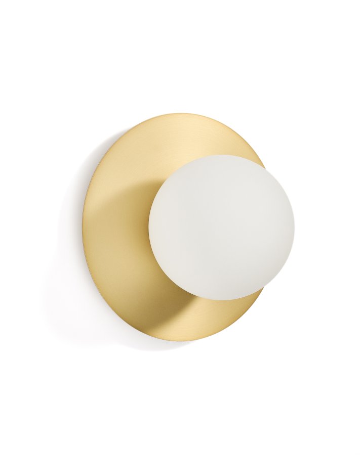 KAVE HOME Brisia v�glampe - 1 matteret glaskugle og b�rstet messingfinish metal (�20)