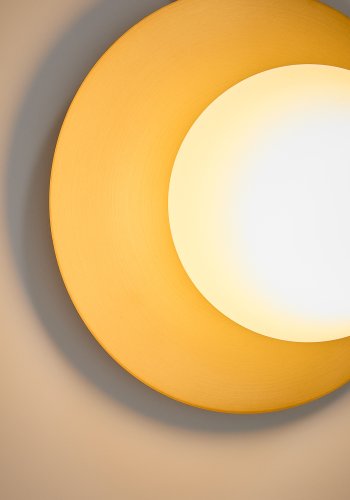 KAVE HOME Brisia v�glampe - 1 matteret glaskugle og b�rstet messingfinish metal (�20)