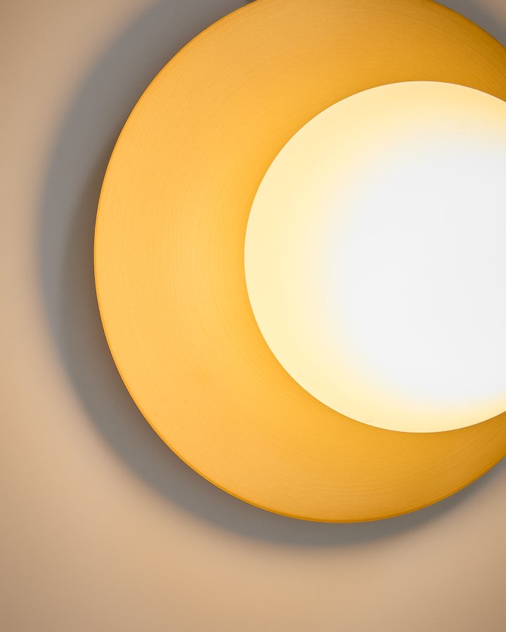 KAVE HOME Brisia v�glampe - 1 matteret glaskugle og b�rstet messingfinish metal (�20)