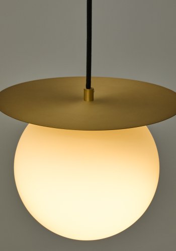 KAVE HOME Brisia loftlampe - 1 matteret glaskugle og messingfinish metal (�20)