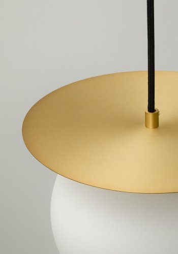 KAVE HOME Brisia loftlampe - 1 matteret glaskugle og messingfinish metal (�20)