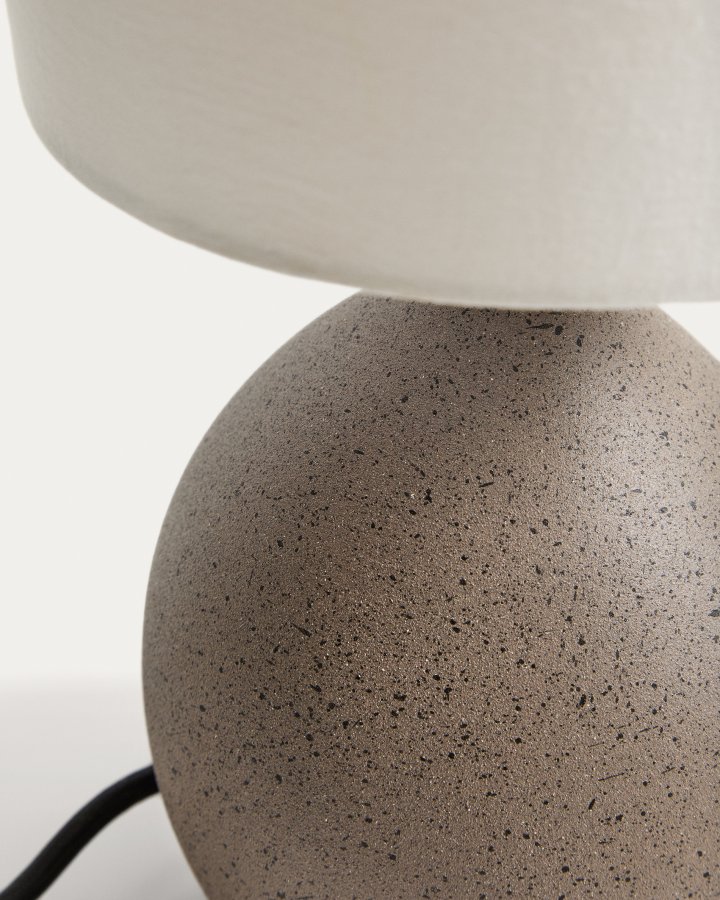 KAVE HOME Viona stor bordlampe - elfenben bomuld og gr� metal med tekstureret steneffekt (H:36)