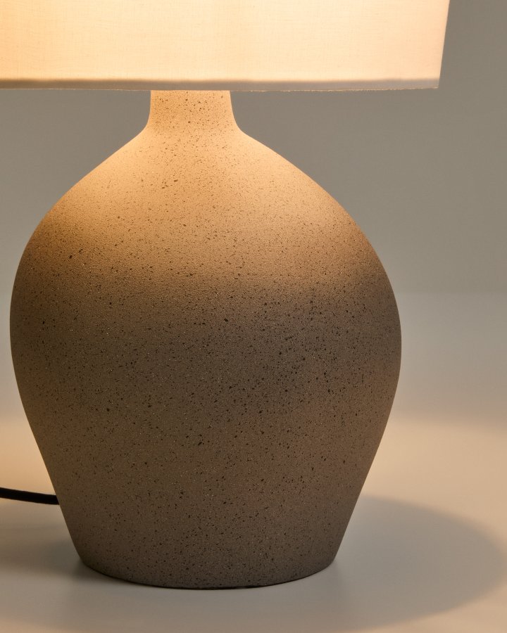 KAVE HOME Viona mellemstor bordlampe - elfenben bomuld og gr� metal med tekstureret steneffekt (H:50)