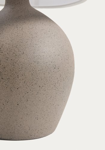 KAVE HOME Viona mellemstor bordlampe - elfenben bomuld og gr� metal med tekstureret steneffekt (H:50)