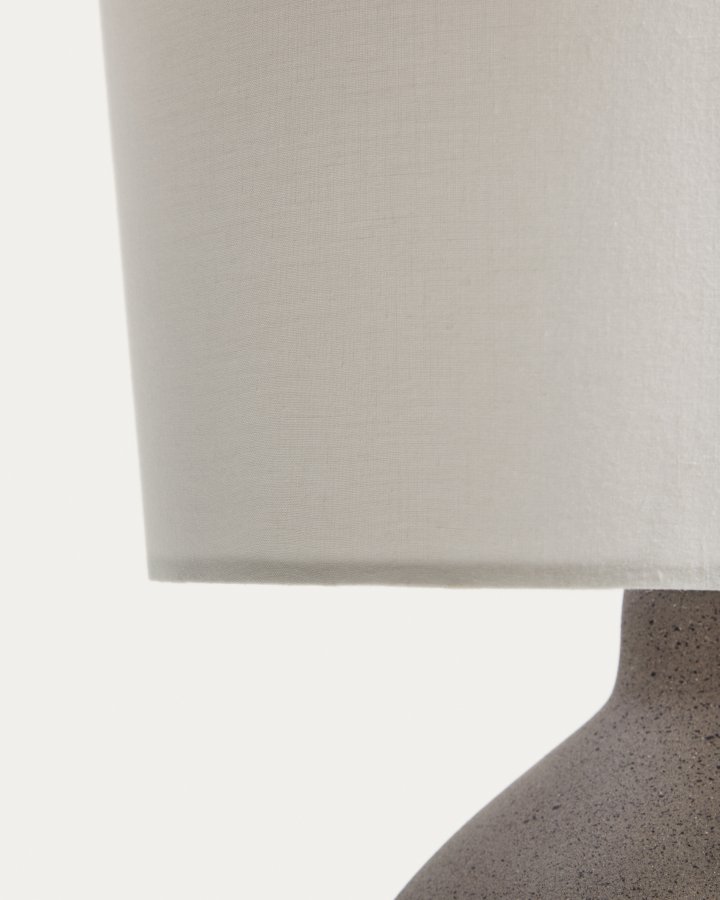KAVE HOME Viona mellemstor bordlampe - elfenben bomuld og gr� metal med tekstureret steneffekt (H:50)