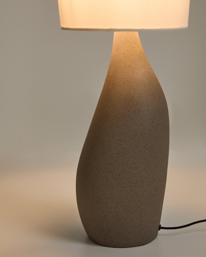 KAVE HOME Viona stor bordlampe - elfenben bomuld og gr� metal med tekstureret steneffekt (H:77)