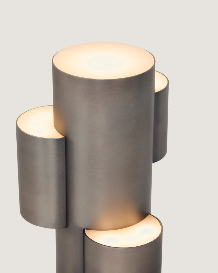 KAVE HOME Adrina b�rbar LED-bordlampe - m�rkegr� metal med b�rstet finish