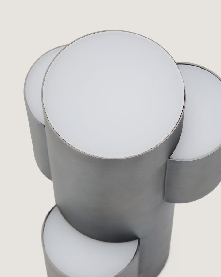 KAVE HOME Adrina b�rbar LED-bordlampe - m�rkegr� metal med b�rstet finish