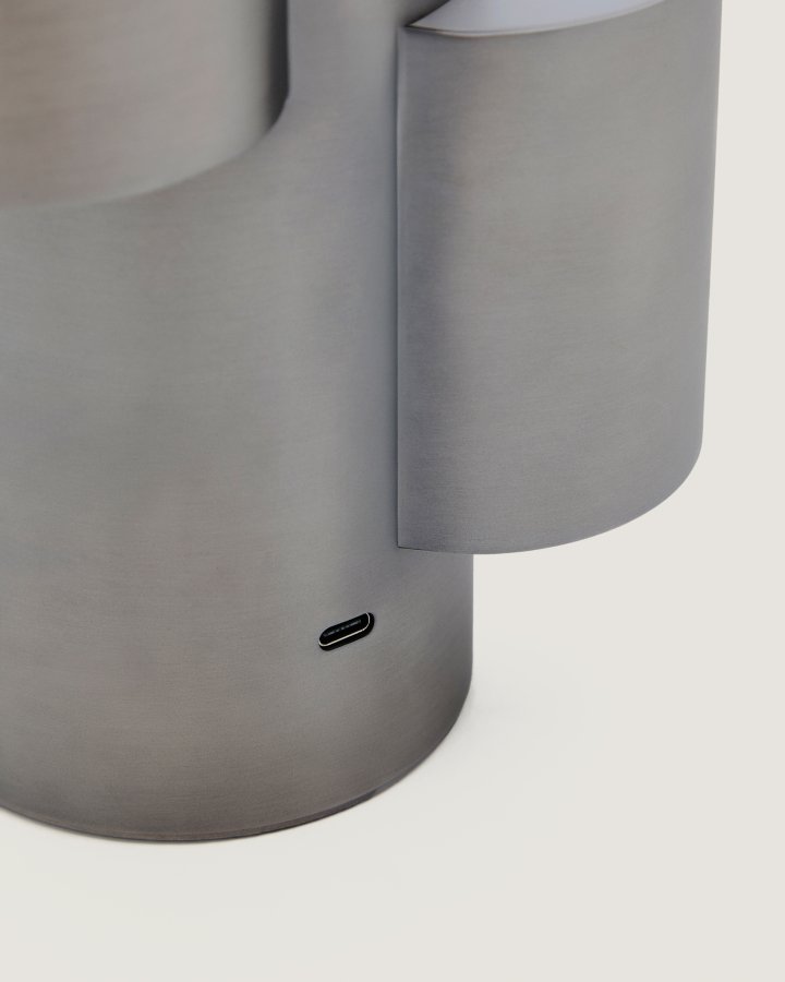 KAVE HOME Adrina b�rbar LED-bordlampe - m�rkegr� metal med b�rstet finish