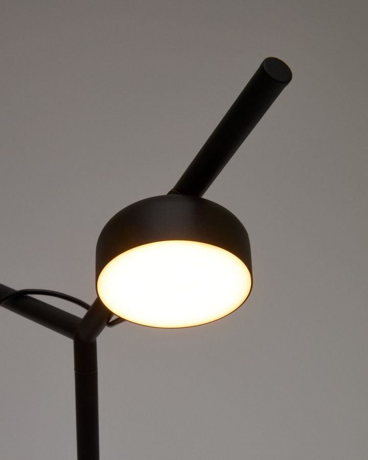 KAVE HOME Orey bordlampe i svart metall med spotlight i flere posisjoner