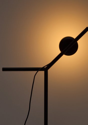 KAVE HOME Orey bordlampe i svart metall med spotlight i flere posisjoner