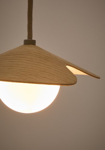 KAVE HOME Wilara loftlampe - 1 hvid r�get glaskugle og egetr�sfiner