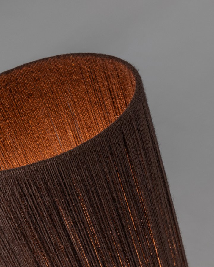 KAVE HOME Kor gulvlampe laget av jute og akasietre i mrk utfrelse