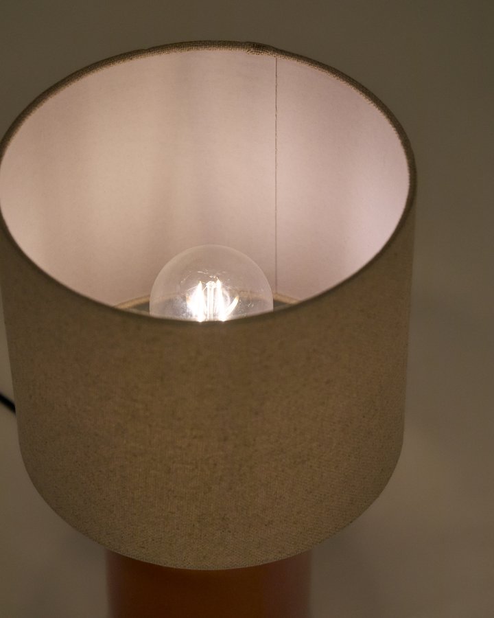 KAVE HOME Daeli keramisk bordlampe med oransje finish og beige bomull