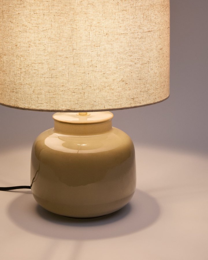 KAVE HOME Tay bordlampe i grnn keramikk og beige lin
