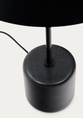 KAVE HOME Sayra bordlampe laget av svart marmor og metall i svartmalt utfrelse
