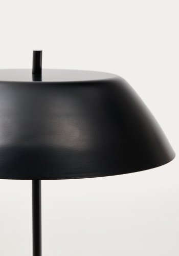 KAVE HOME Sayra bordlampe laget av svart marmor og metall i svartmalt utfrelse