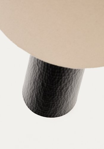 KAVE HOME Senni bordlampe - natur stof og sort metal