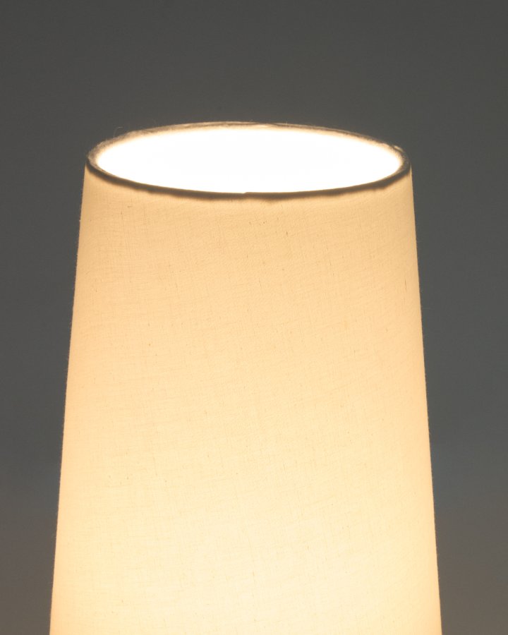 KAVE HOME Amire bordlampe laget av tre i mrk utfrelse