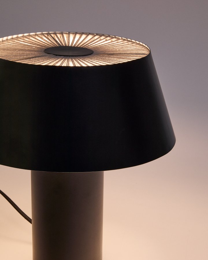 KAVE HOME Ancare bordlampe i svart metall og beige tauledning