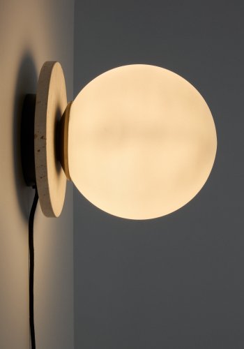  KAVE HOME Malachi Wandleuchte - Glas und natürlicher Travertinstein