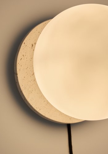  KAVE HOME Malachi Wandleuchte - Glas und natürlicher Travertinstein