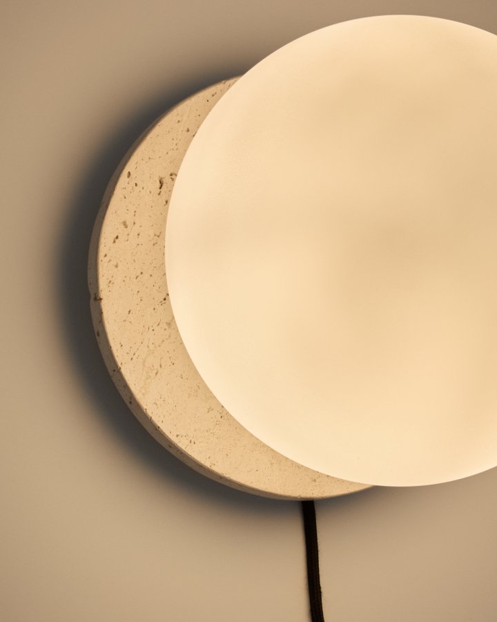  KAVE HOME Malachi Wandleuchte - Glas und natürlicher Travertinstein