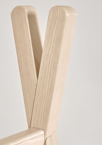 KAVE HOME Maralis klesstativ for barn, med hylle - naturlig ask (148x50) 