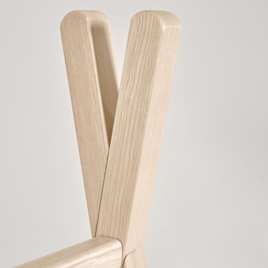 KAVE HOME Maralis klesstativ for barn, med hylle - naturlig ask (148x50) 