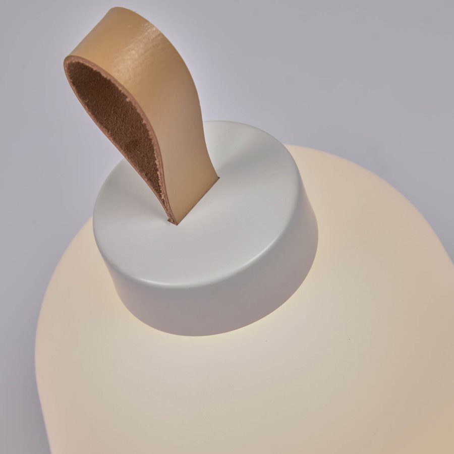 KAVE HOME Udiya bordlampe - naturlig kunstskinn og hvit polyetylen/jern